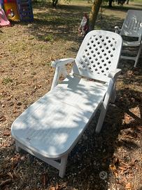 Lettino sdraia e sedia da giardino