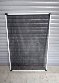 Zanzariera estendibile e reversibile