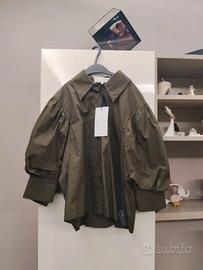 Camicia con manica sbuffo a Zara color verde milit