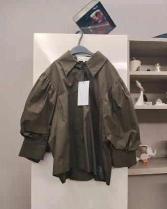 Camicia con manica sbuffo a Zara color verde milit