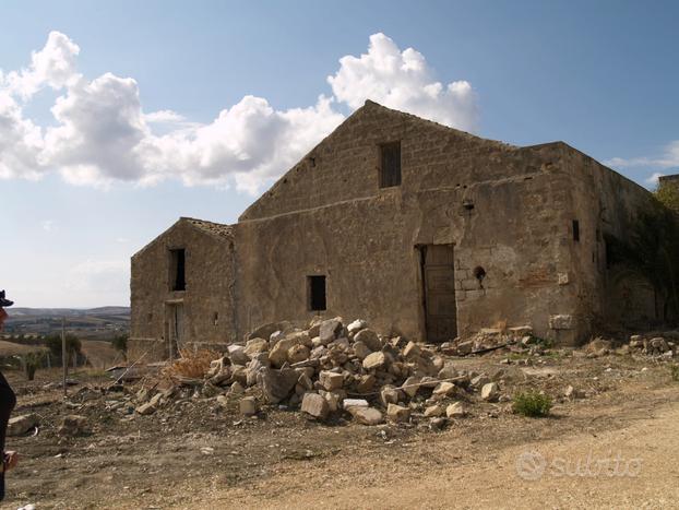 Antico casale in pietra con ampio terreno