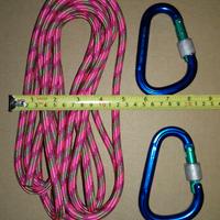 Moschettoni e corda per arrampicata ferrata