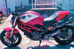DUCATI Monster 696