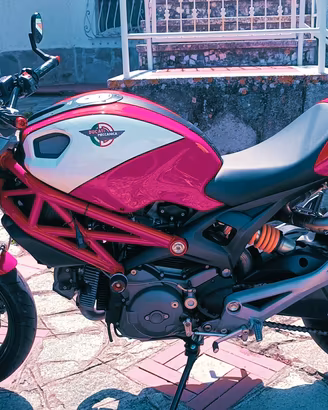DUCATI Monster 696