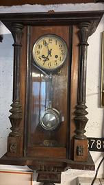 Orologio da parete antico a pendolo in legno