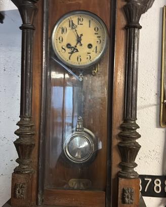 Orologio da parete antico a pendolo in legno