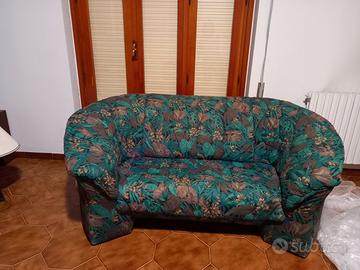 Parete attrezzata, divani, letti singoli