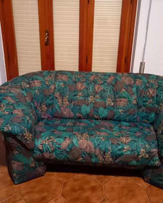 Parete attrezzata, divani, letti singoli