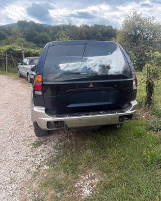 Pajero sport incidentato