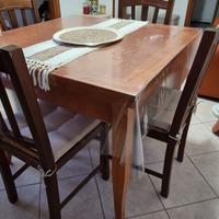 Tavolo e sedie in legno