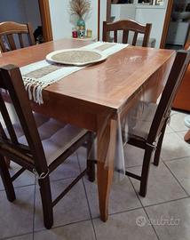 Tavolo e sedie in legno