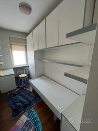 Armadio ponte, scrivanie, mensole, letto, comodini