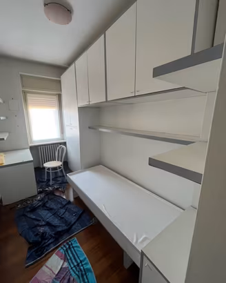 Armadio ponte, scrivanie, mensole, letto, comodini