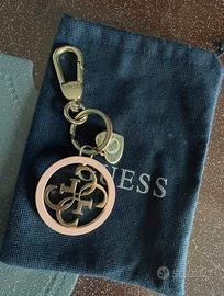 Portachiavi Guess rosa e dorato