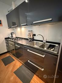 Cucina con elettrodomestici