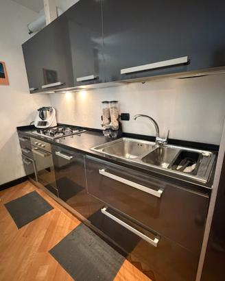 Cucina con elettrodomestici