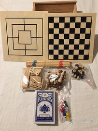 Set di giochi da tavolo multiplo in legno.