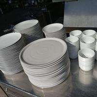 Piatti piani pizza coppe posate pentole bicchieri