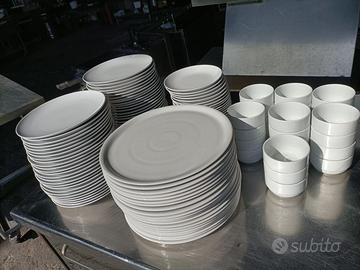 Piatti piani pizza coppe posate pentole bicchieri