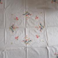 tovaglietta 80*80 con ricami