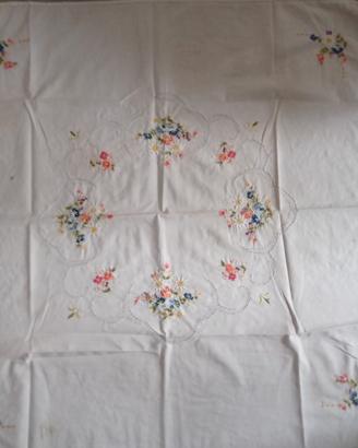 tovaglietta 80*80 con ricami