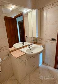 Mobile bagno completo con lavabo e specchiera