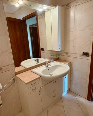 Mobile bagno completo con lavabo e specchiera