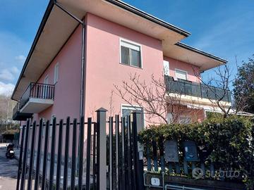 3 vani con giardino e p.auto in piccolo condominio