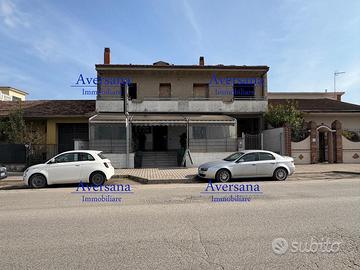 Stabile con locale commerciale e 2 appartamenti