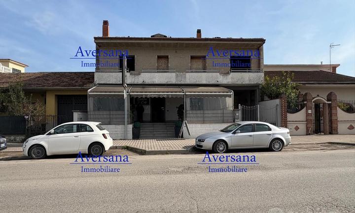 Stabile con locale commerciale e 2 appartamenti