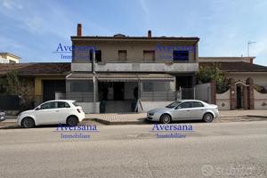 Stabile con locale commerciale e 2 appartamenti