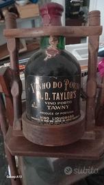 espositore con bottiglia porto