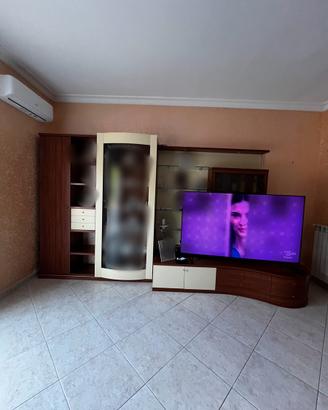 salotto completo (mobile, tavolo, sedie)