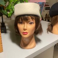 Cappello a tamburello (Pillbox hat) in feltro