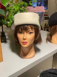 Cappello a tamburello (Pillbox hat) in feltro