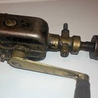 Trapano manuale d’epoca a manovella primi ’900