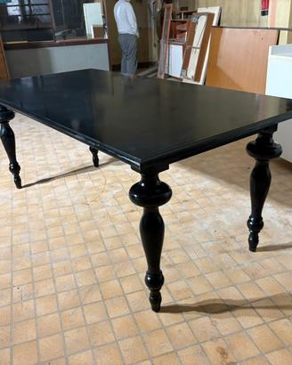 Grande tavolo nero in legno