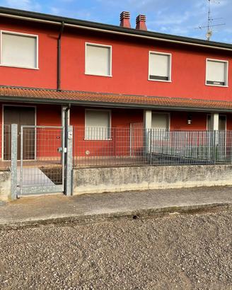 Immersa nel verde villetta a schiera a mozzecane