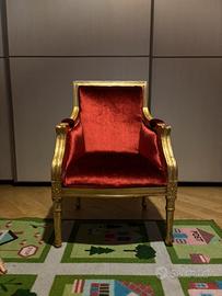 Poltroncina rossa in velluto per bambini