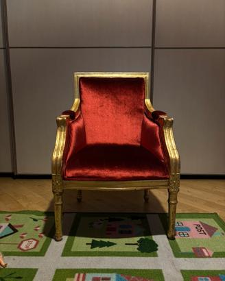 Poltroncina rossa in velluto per bambini