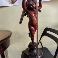Antica scultura lignea di un Putto, trespolo.