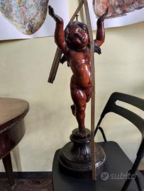 Antica scultura lignea di un Putto, trespolo.