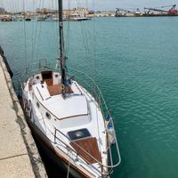 Barca a vela vintage con ponte in legno