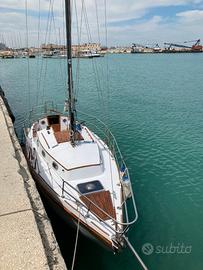 Barca a vela vintage con ponte in legno