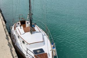 Barca a vela vintage con ponte in legno