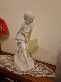 Statua decorativa in marmo con piedistallo .