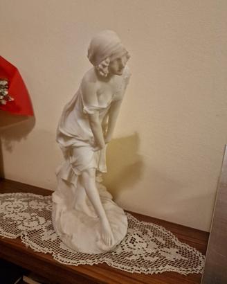 Statua decorativa in marmo con piedistallo .