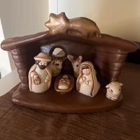 Grotta completa di natività e personaggi