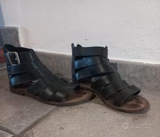 Sandali neri in pelle