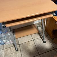 Scrivania compatta con ripiano estraibile e ruote